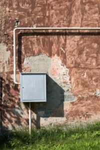 Neuer Verteilerkasten vor alter Mauer, Nahaufnahme, Detail, Neuer Verteilerkasten vor alter Mauer, Nahaufnahme, Detail,